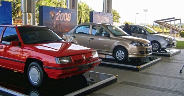 Proton Saga — rupa kereta rujukan (Wikimedia Commons)